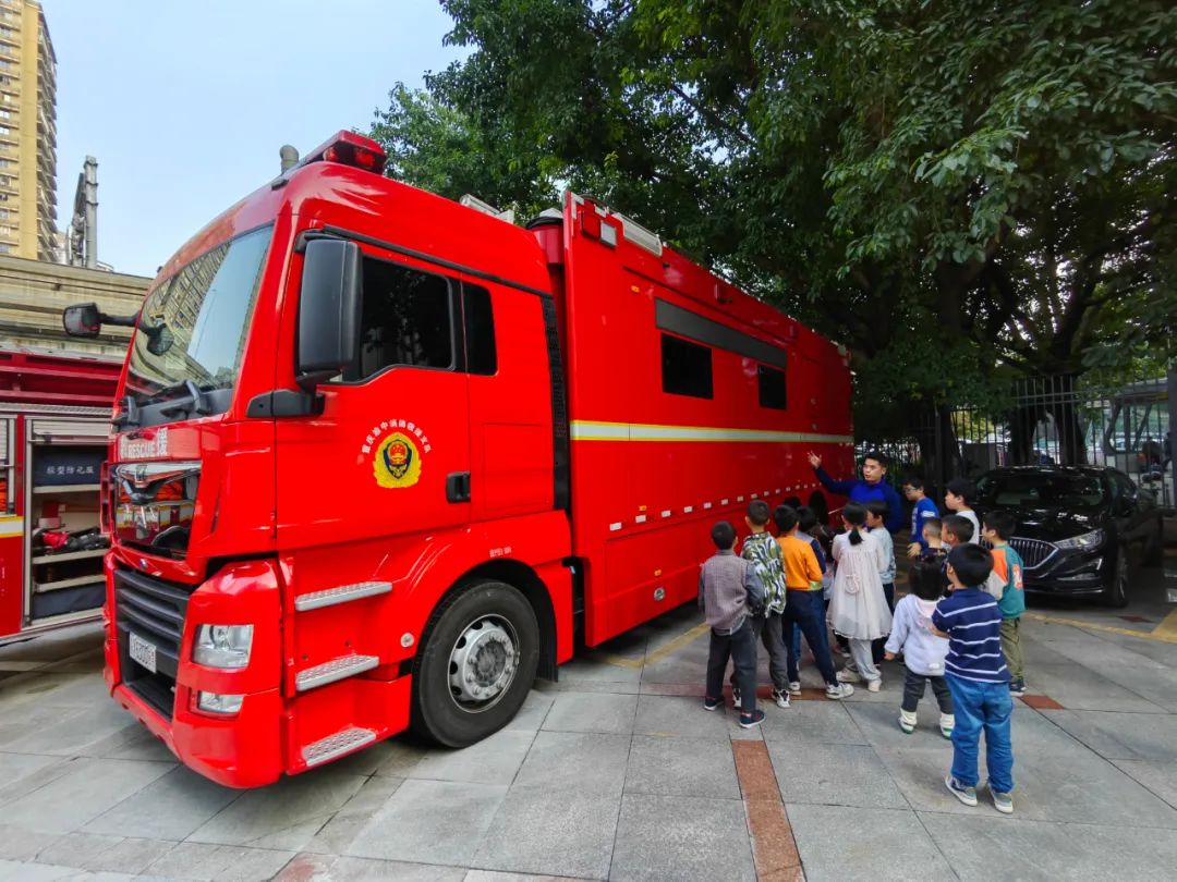 山城烟火我守护 | 萌娃打卡消防站,现场点亮知识火花