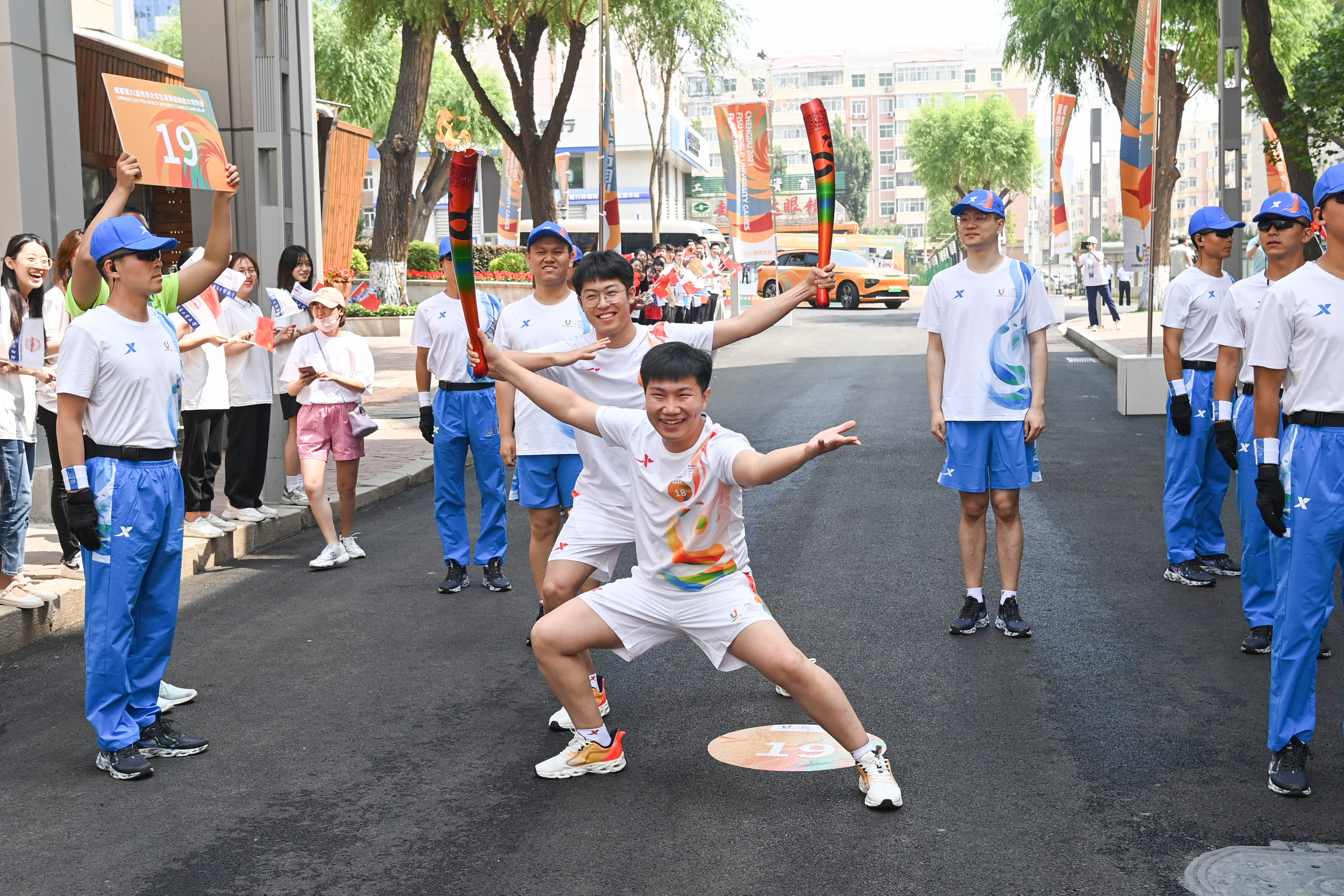 成都第31届世界大学生夏季运动会火炬传递哈尔滨站举行(5)