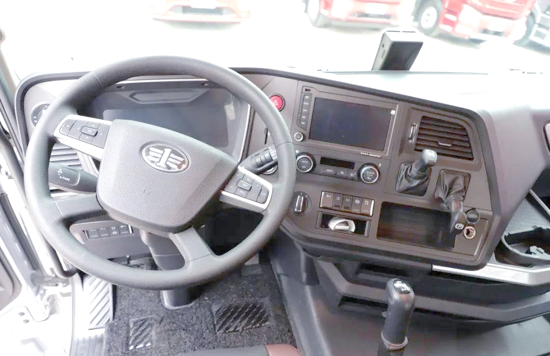 解放j7牵引车:强劲动力与智能配置,性能不逊进口车辆