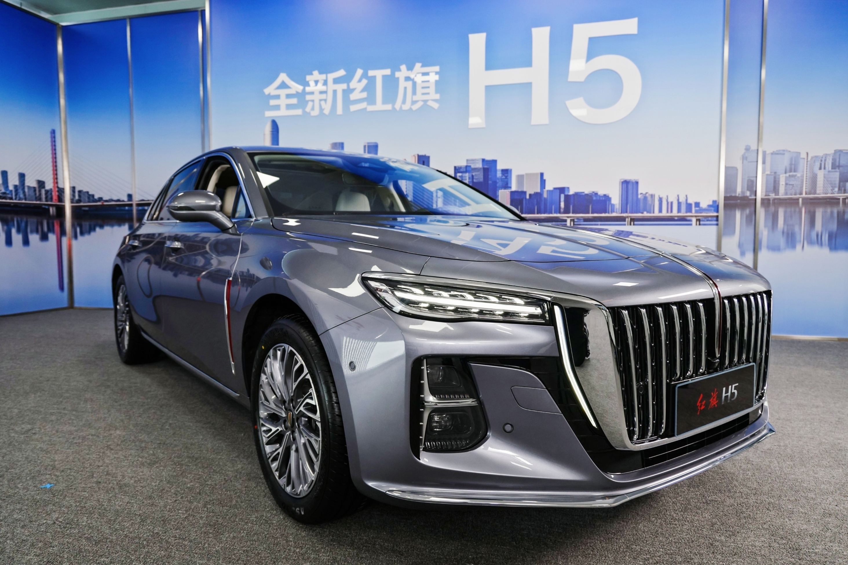 新车丨外形堪称小号h9,预售17万元起,全新一代红旗h5开启预售