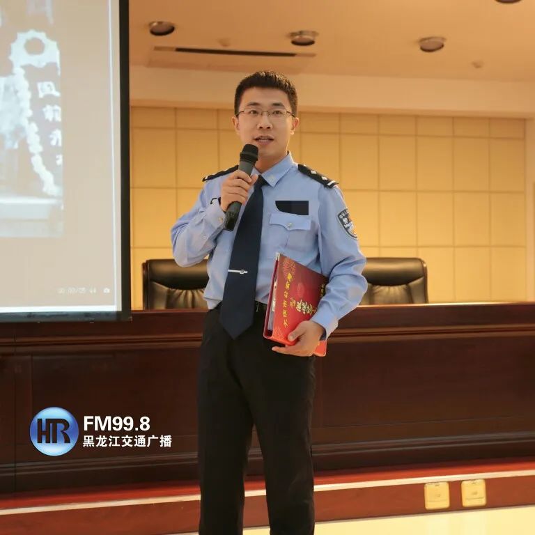 一女孩独自在地铁站内哭泣,大庆一男子直奔女孩……(视频)