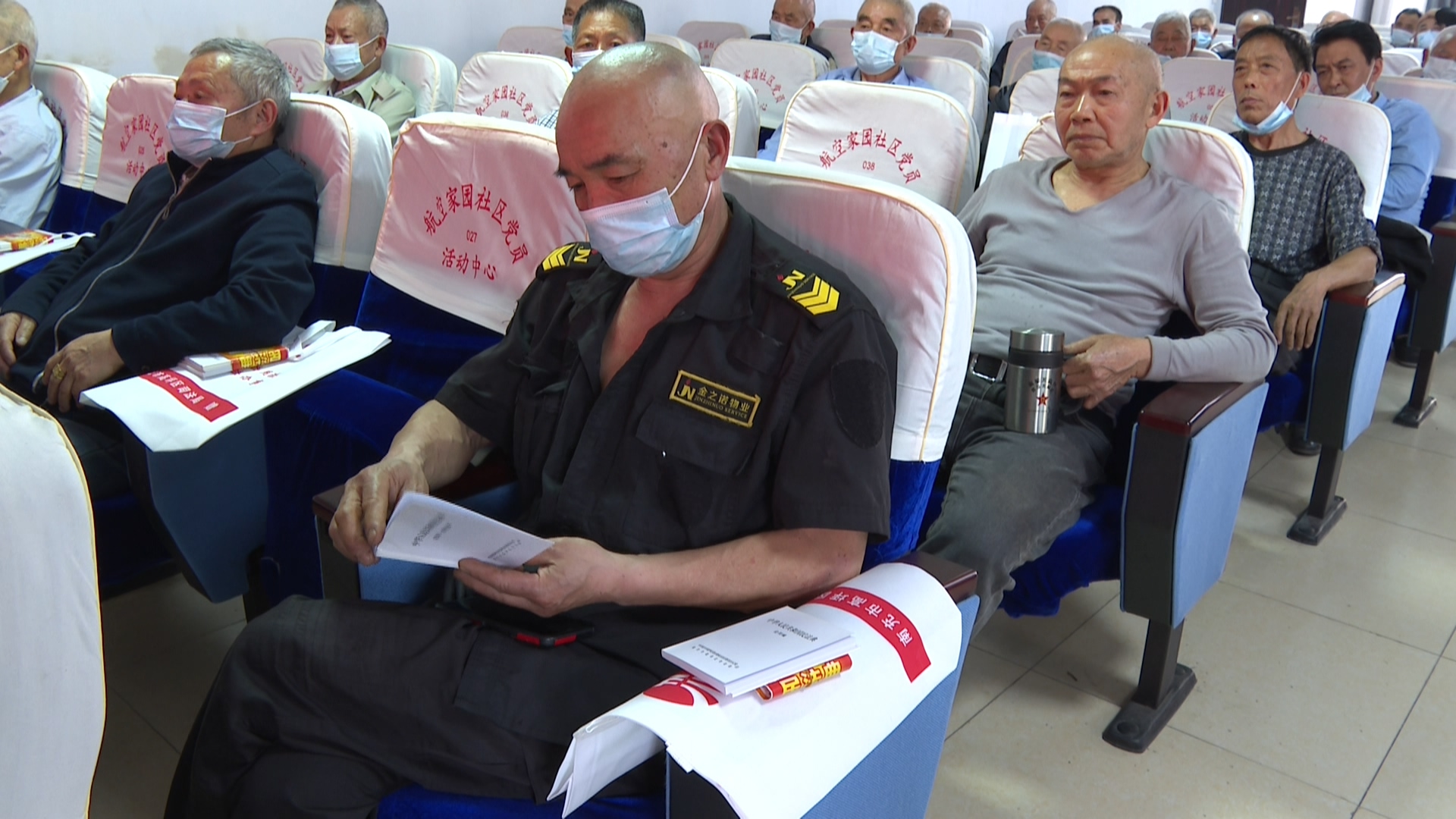 全国模范人民调解员张顺成送法进社区