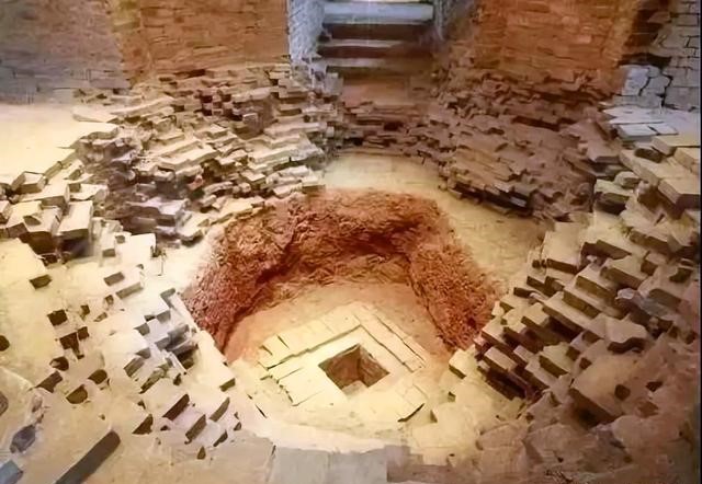 1924年,雷峰塔突然坍塌,专家在塔底发现了些什么?