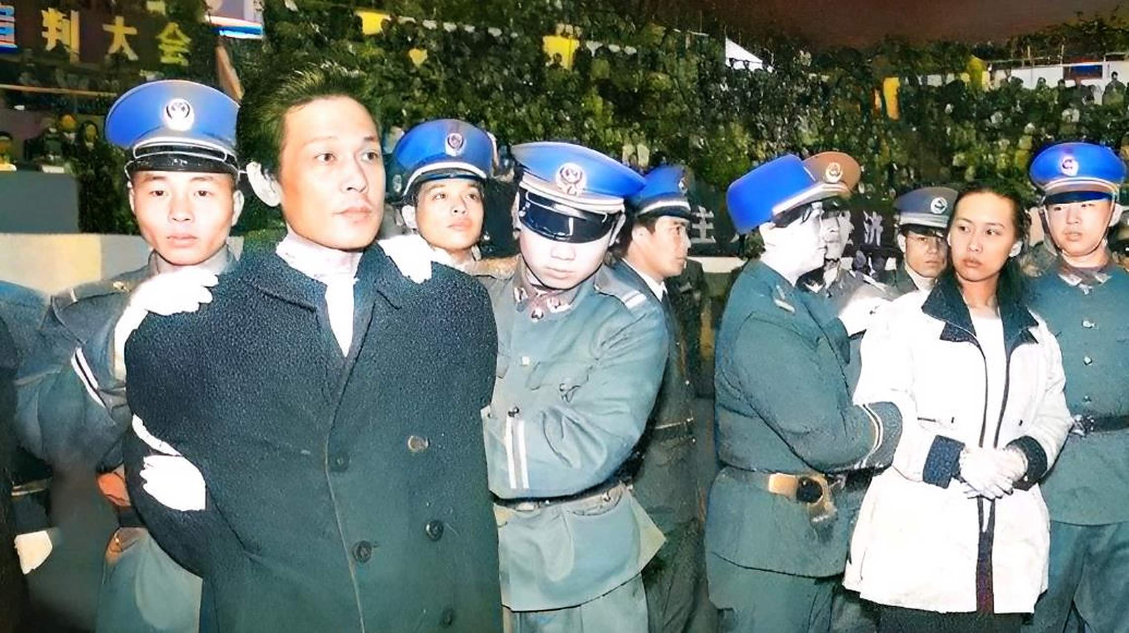 王建业此前结过婚,但他与史燕青使用化名"李亚平"和"余芬"办理结恢い