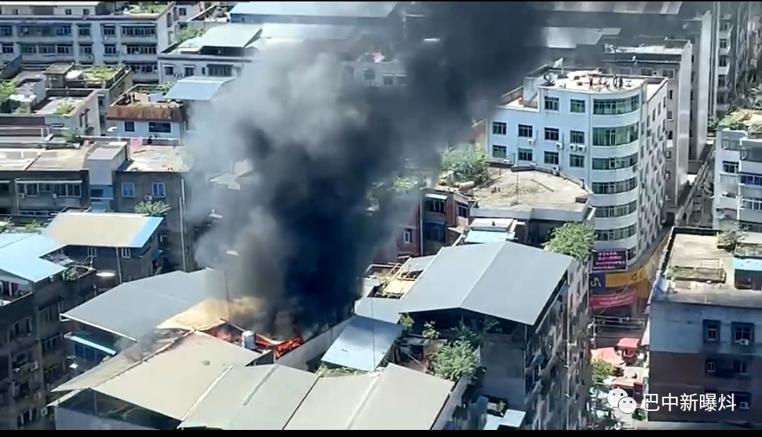 突发!巴中通佛路发生火灾,浓烟滚滚,为彩钢棚搭建套房(附视频)
