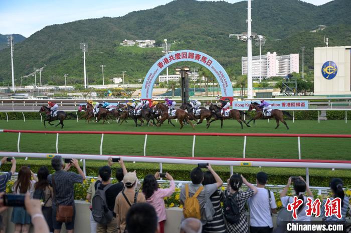 香港沙田马场举行"香港共庆回归赛马日"