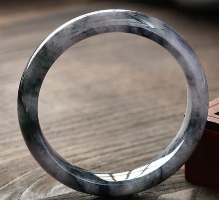 乌鸡手镯是玉的吗?