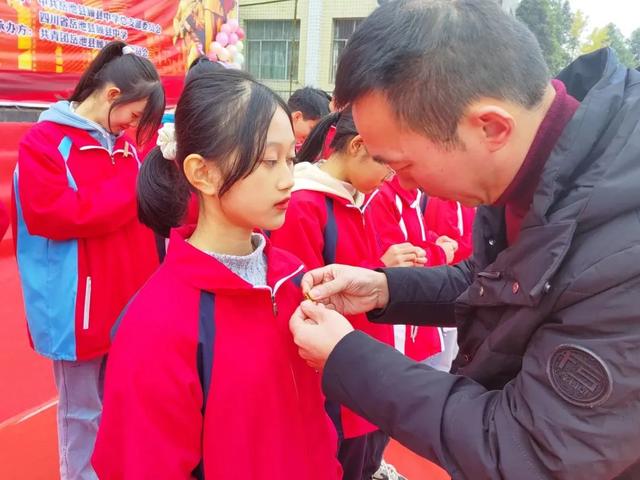 岳池县顾县中学举行纪念"12·9"运动合唱朗诵比赛