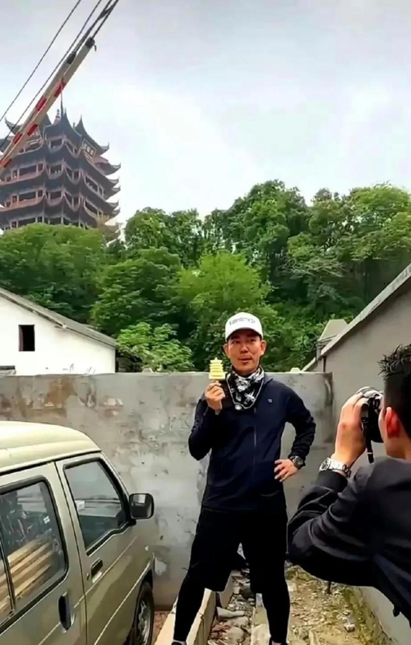 原来任贤齐是武汉人,五一长假,任贤齐回到老家武汉,本想去黄鹤楼打个