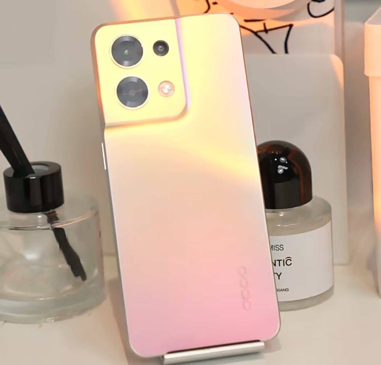 这一款是我眼中2000元内颜值最高的手机,应该没有人会反对吧?