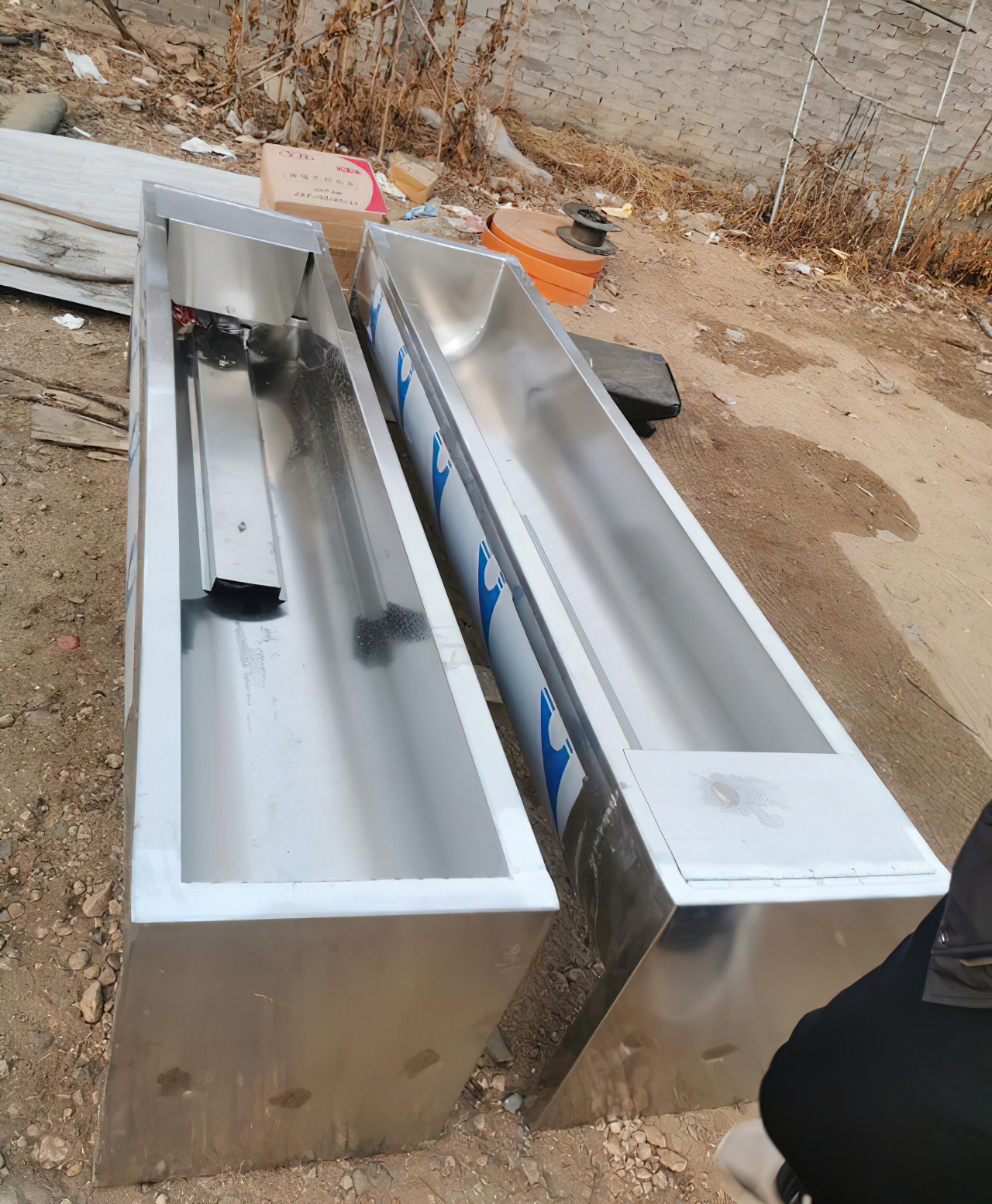 合理铺设饮水槽,缓解牲畜的口渴与疲劳