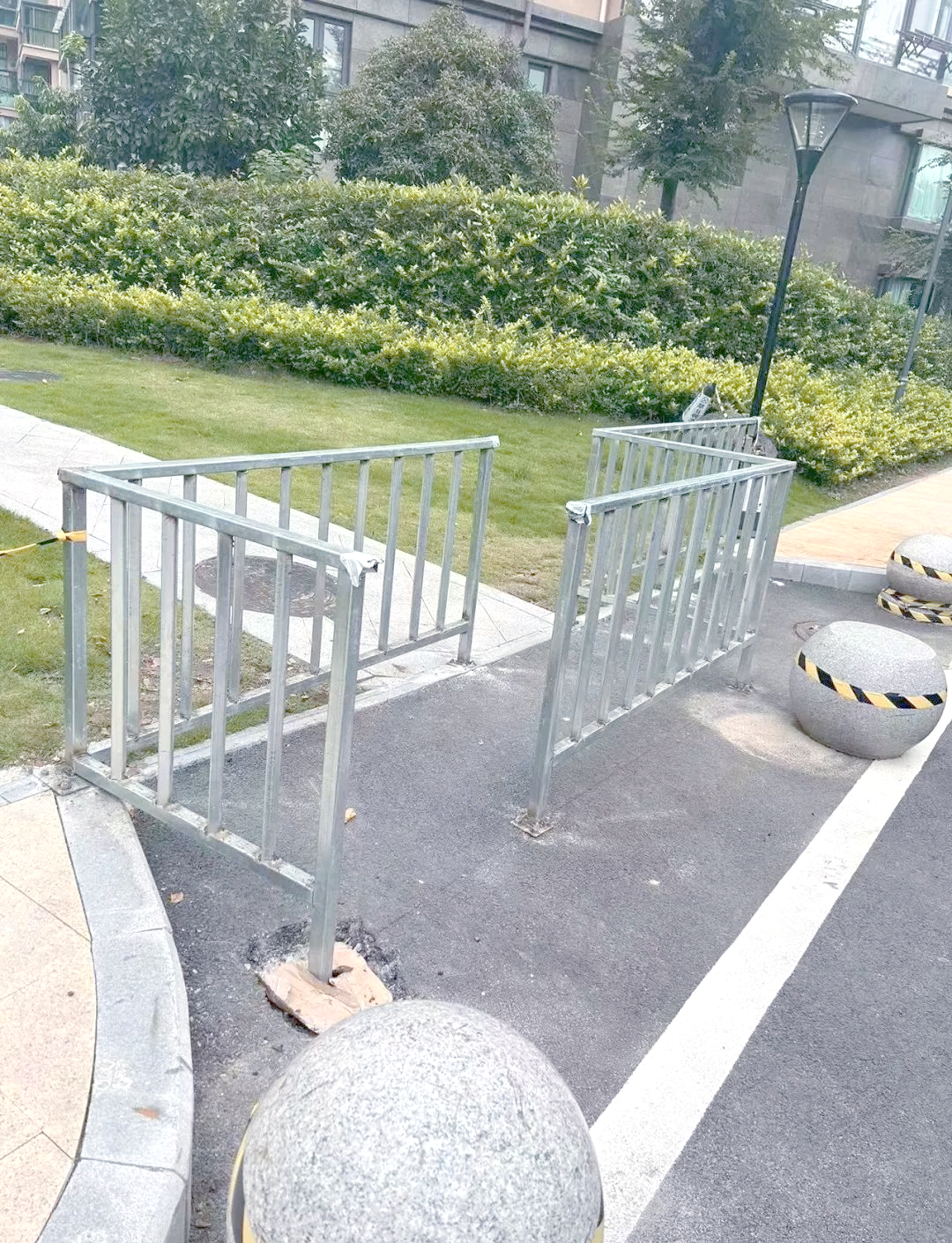 温州一小区业主因铁栏杆安装引发争议,纷纷表示反对!