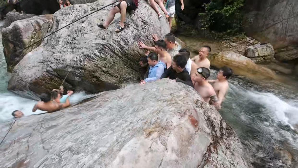 都匀团山溯溪现惊魂一刻 众人携手营救暖人心