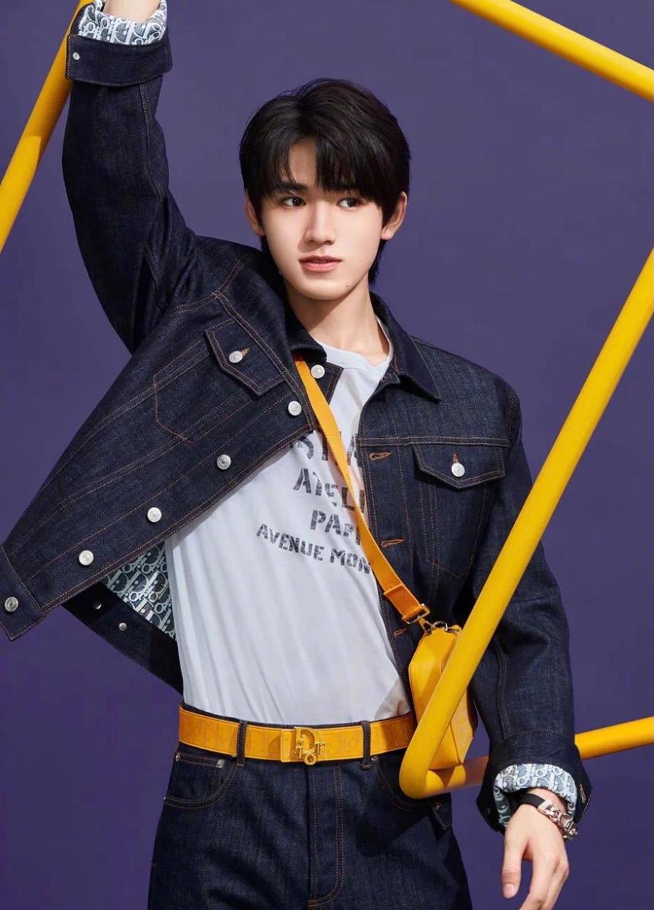 宋亚轩出镜diormenworldtour限定系列大片,低调牛仔与亮丽明黄的碰撞