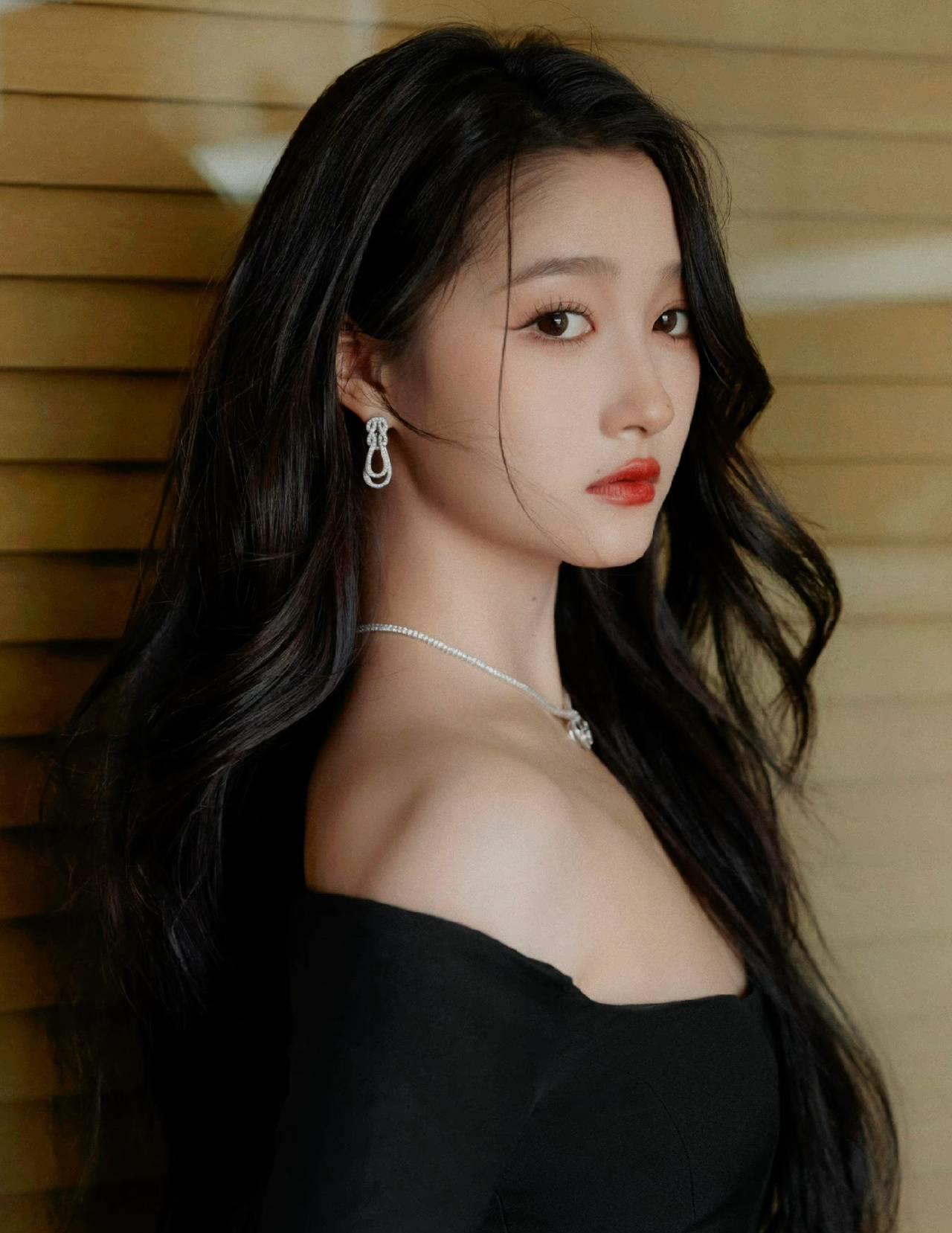 璀璨成长!26岁关晓彤,绽放女神风采!