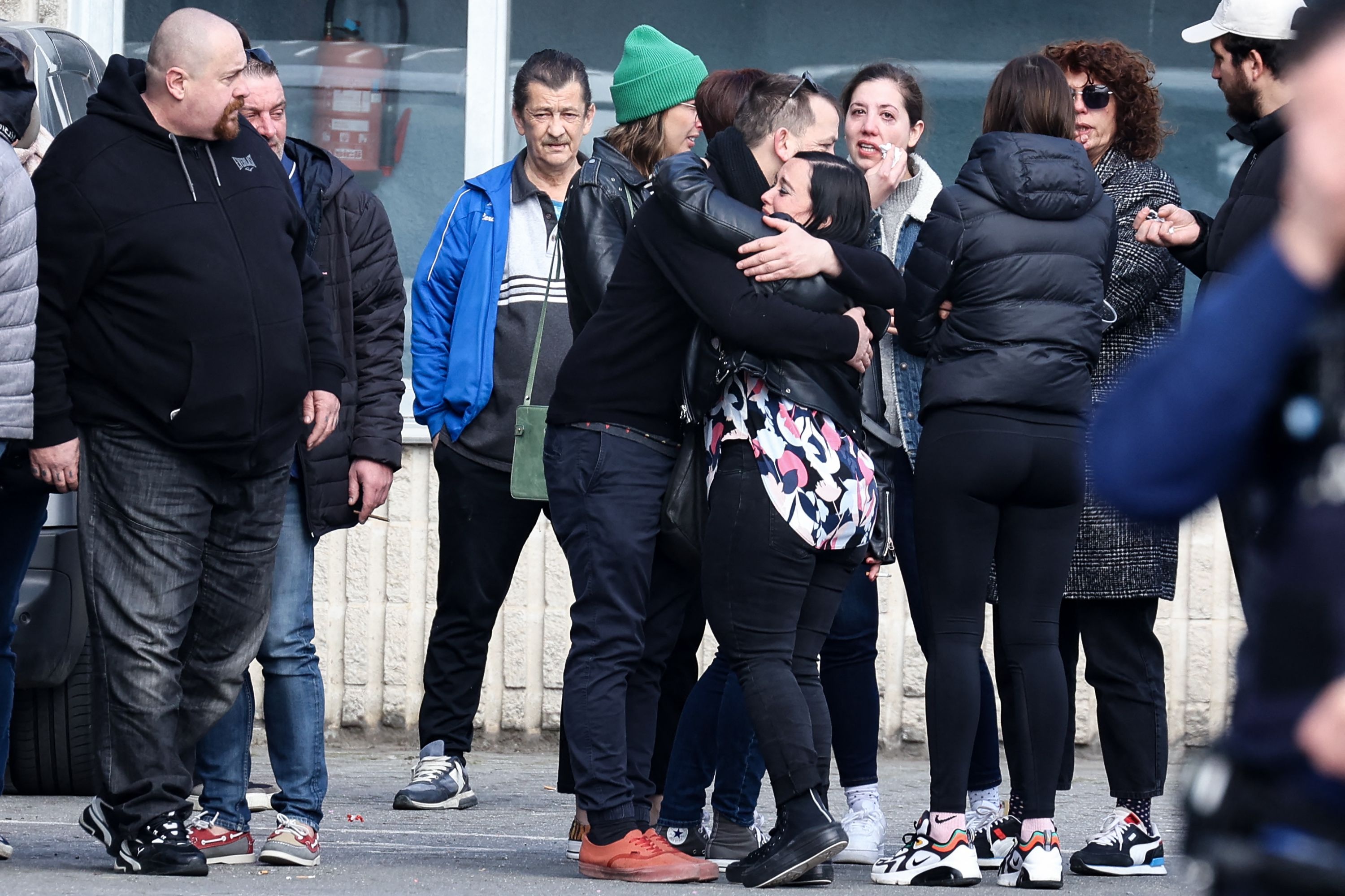 (外代一线)比利时一汽车冲入人群造成至少6人死亡