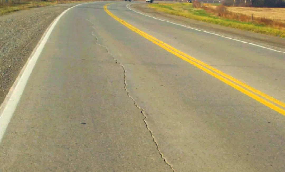 沥青路面裂缝的成因与预防措施探讨