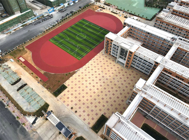 贵港市荷城第三初级中学建设项目(一期)位于桂林路与圣湖路交汇处西北