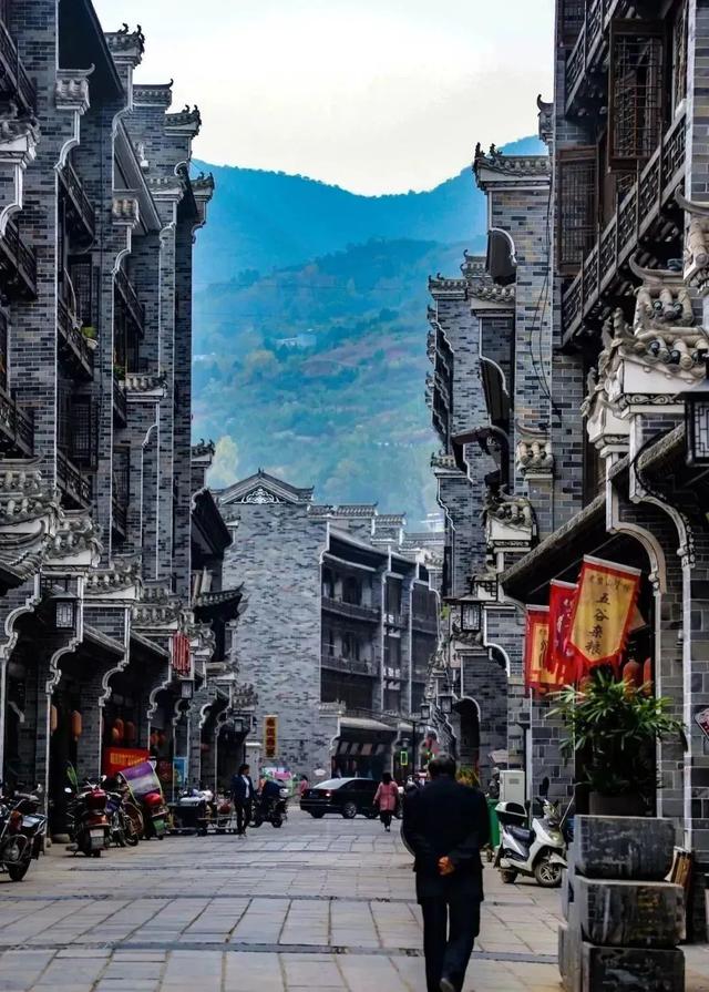 商贸古镇漫川关景区内有江山玻璃吊桥,四皓隐居地,斗槽飞瀑,原始部落