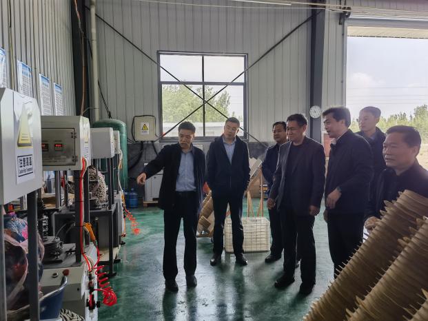 张传亭同志一行到嘉祥县看望省派工作队员