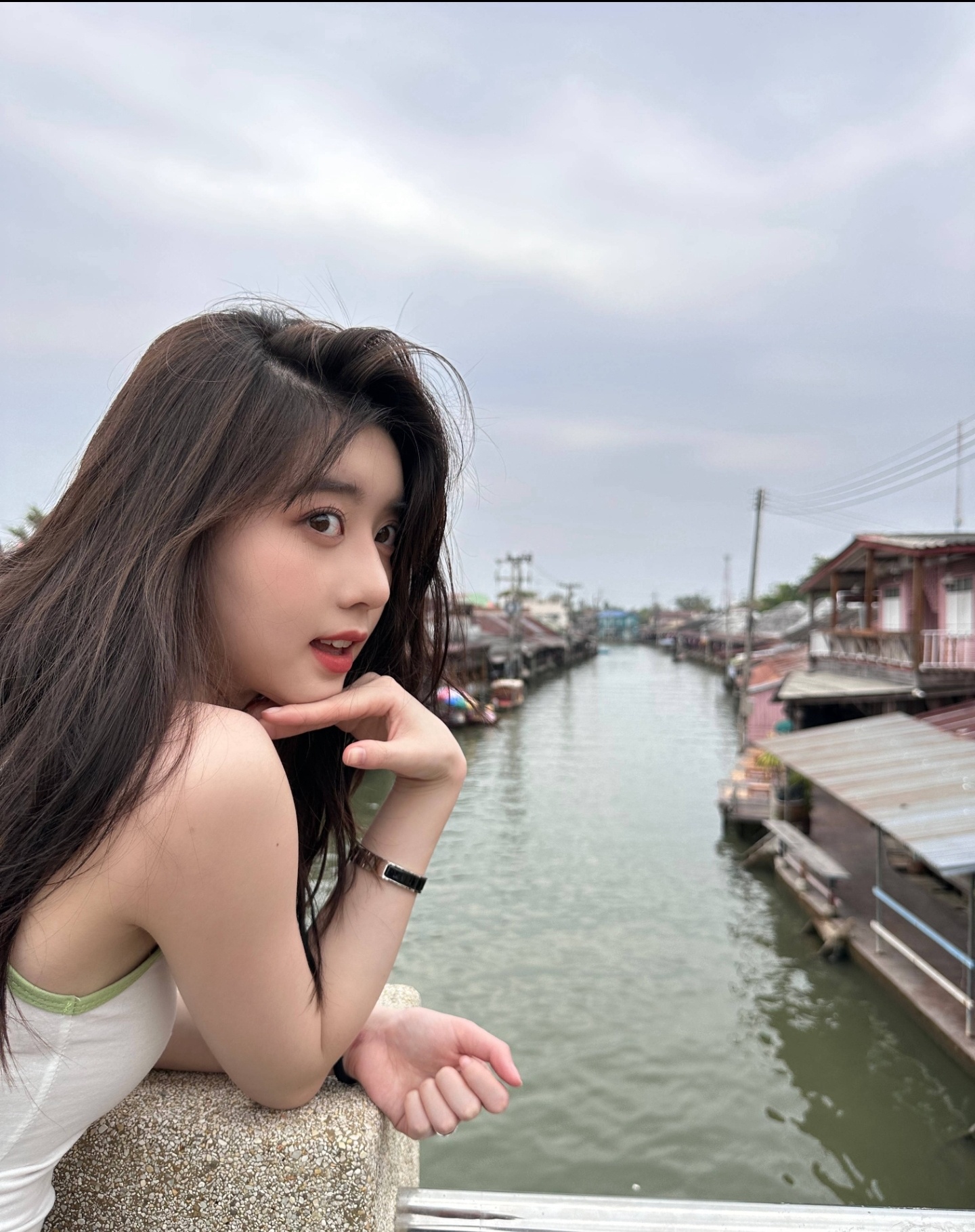 明星写真:李凯馨比基尼泳装性感照片,五官精致笑容甜美