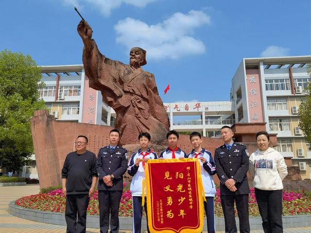 弘扬正气,东坡中学学子危急时刻挺身而出!