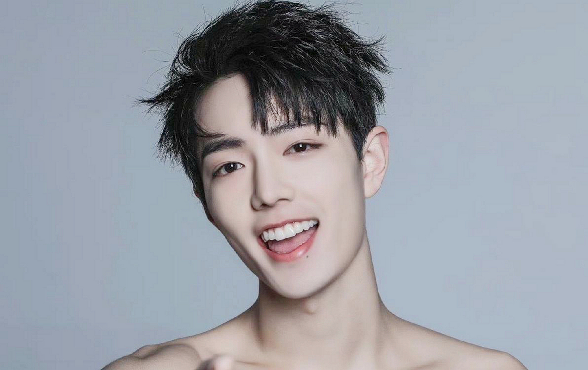 谁说只有女人才有露肩装?肖战也有! 在某平台看到的时候,惊呆了!