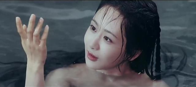 啥叫"美人沐浴"似芙蓉?刘亦菲美成精,网友:真想把她踹回水里