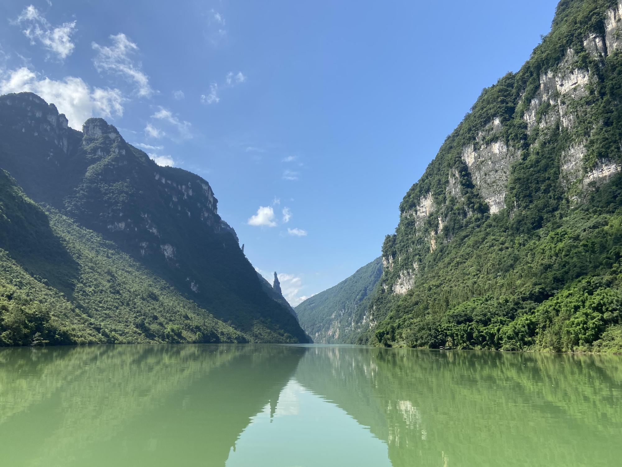 成渝文旅打卡地,"水上喀斯特原始森林"武隆芙蓉江今日震撼回归!
