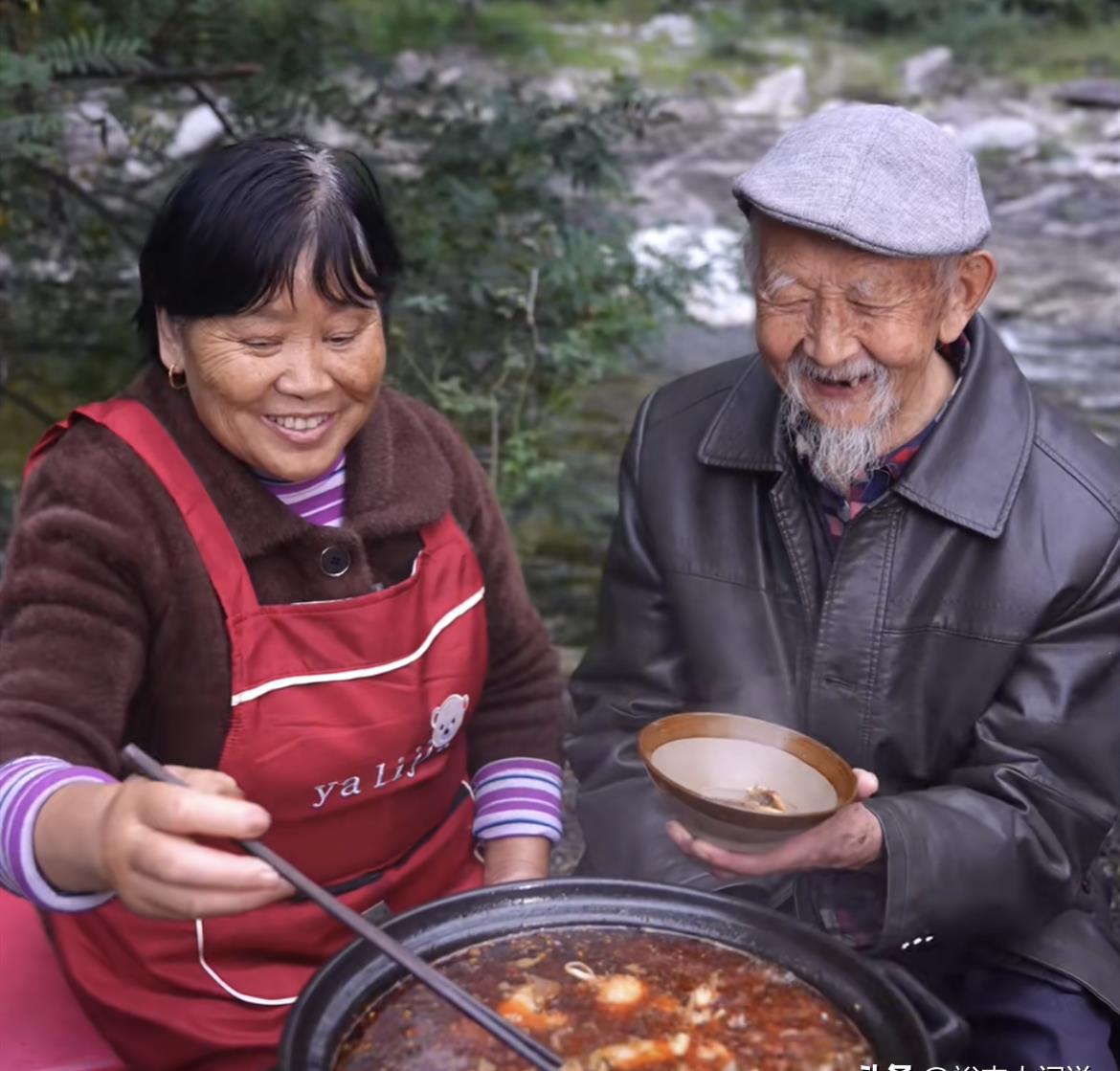 突传噩耗!网红"川味盐太婆"漆爷爷病逝,奶奶忆温馨画面惹泪目