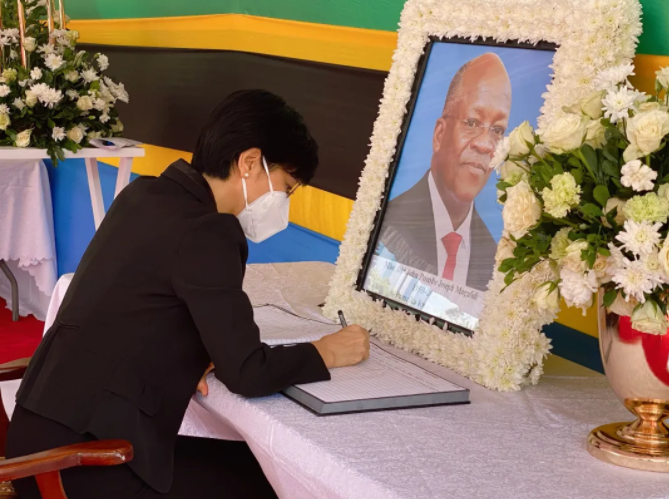 中国驻坦桑尼亚大使王克吊唁已故总统马古富力