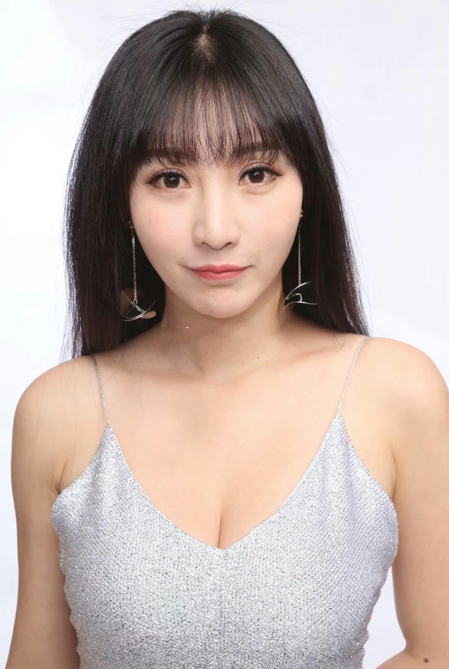 柳岩生图真实可人,吊带裙展示韵味丰腴,胖一点更有魅力!