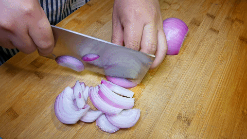 准备一个洋葱,去皮后从中间切成两半,再把洋葱切成细丝,把洋葱丝掰散