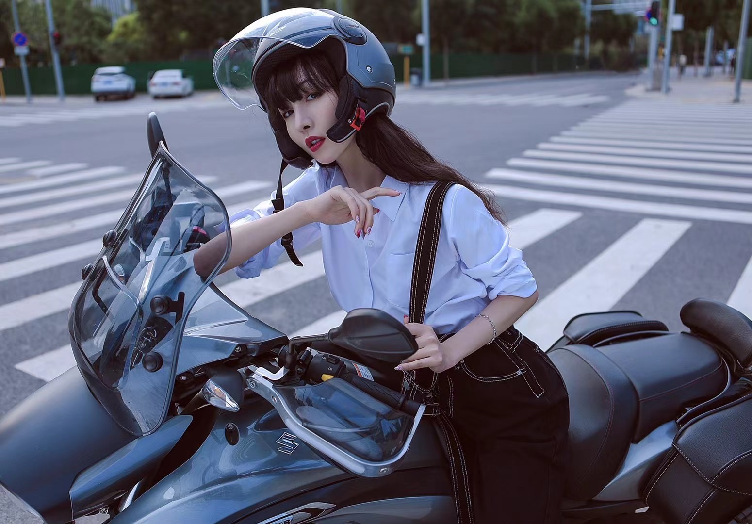 又美又撒!董含露机车写真