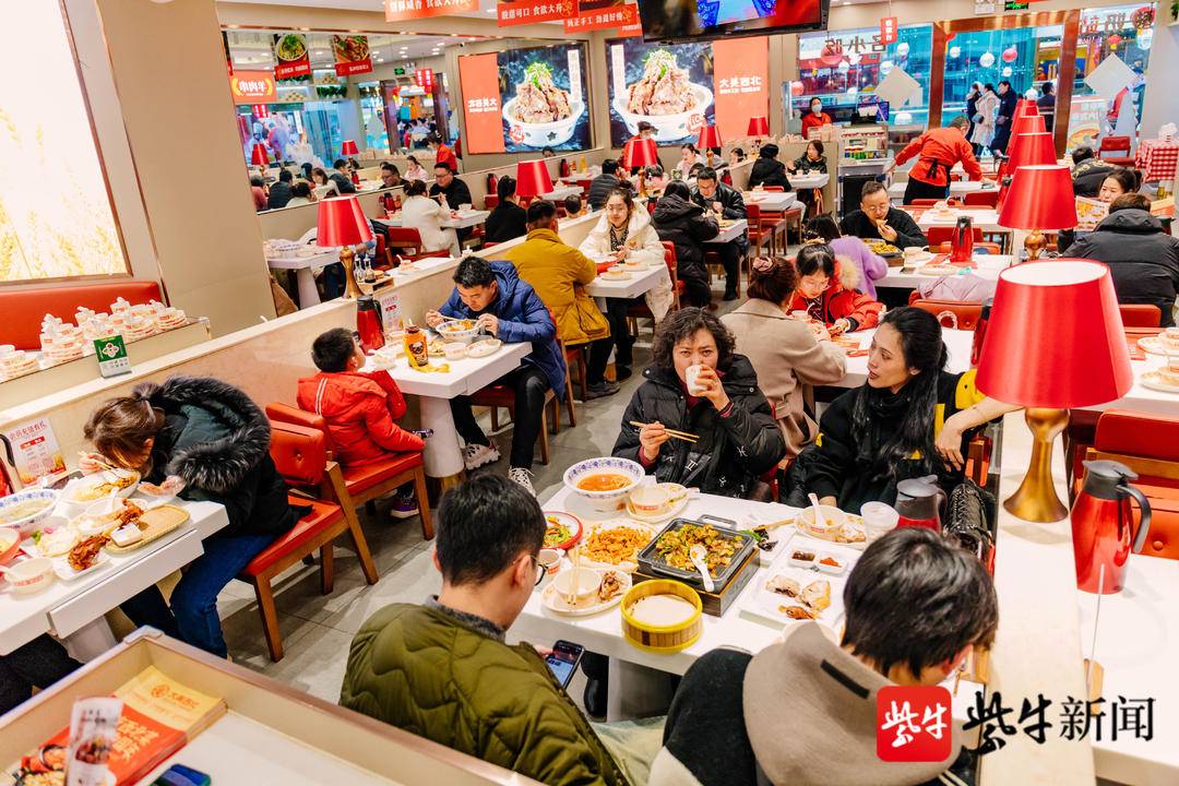餐饮火爆,新消费模式吸引市民"打卡" 镇江春节消费市场"虎虎生威"活力