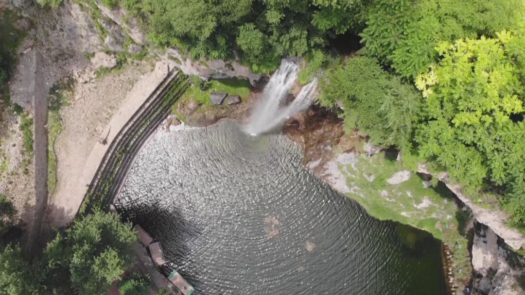 区内的瀑布是典型的喀斯特岩溶泉,常年涌流,四季不竭,水质洁净甘冽,沿
