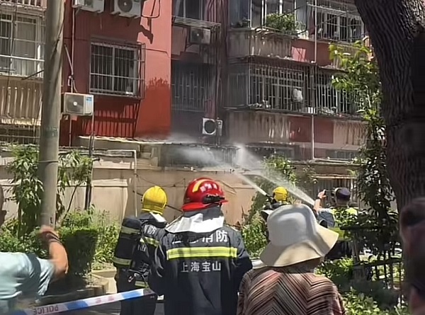 今天中午宝山区月浦十村一居民家中起火 幸无人员伤亡