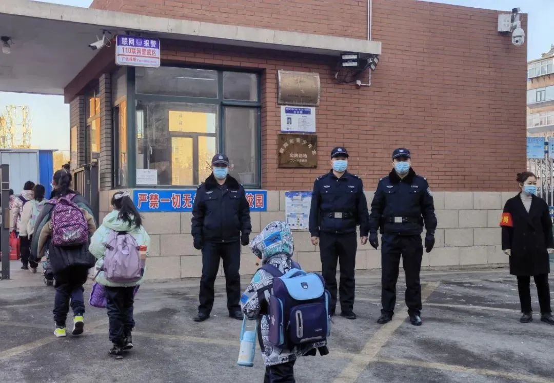 此外,社区民警,驻校辅警,社区工作者,学校保安员及志愿者组成联合检查