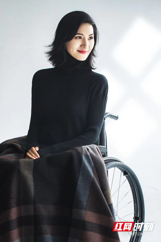 她们,应该被看见④丨残障不代表病态,坐轮椅也能拍时尚大片