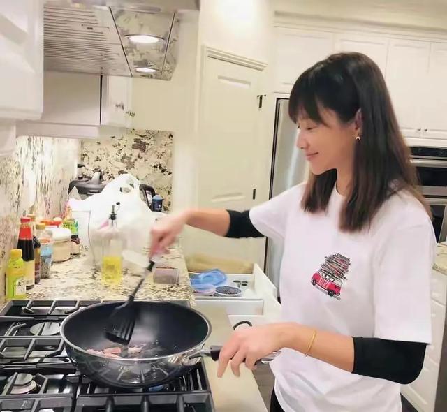 徐静蕾秀自拍惊艳众人,不过眼镜反光大短裤黄立行被"出卖"了?