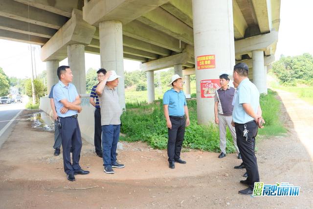 李亚江带队开展巡田巡林巡河工作