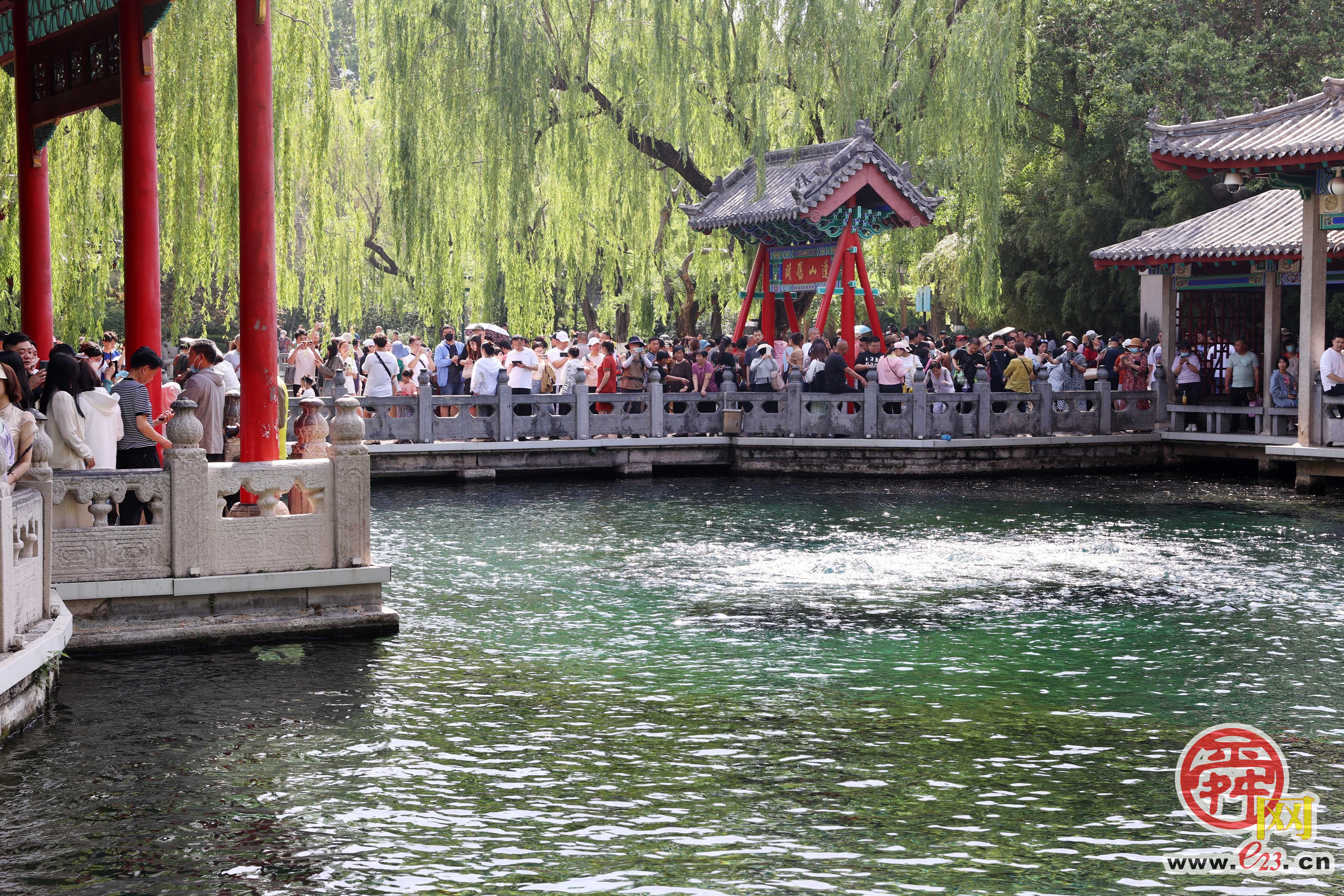 5月16日,泉城济南依然"热情"似火,在趵突泉,黑虎泉,五龙潭,无忧泉,漱