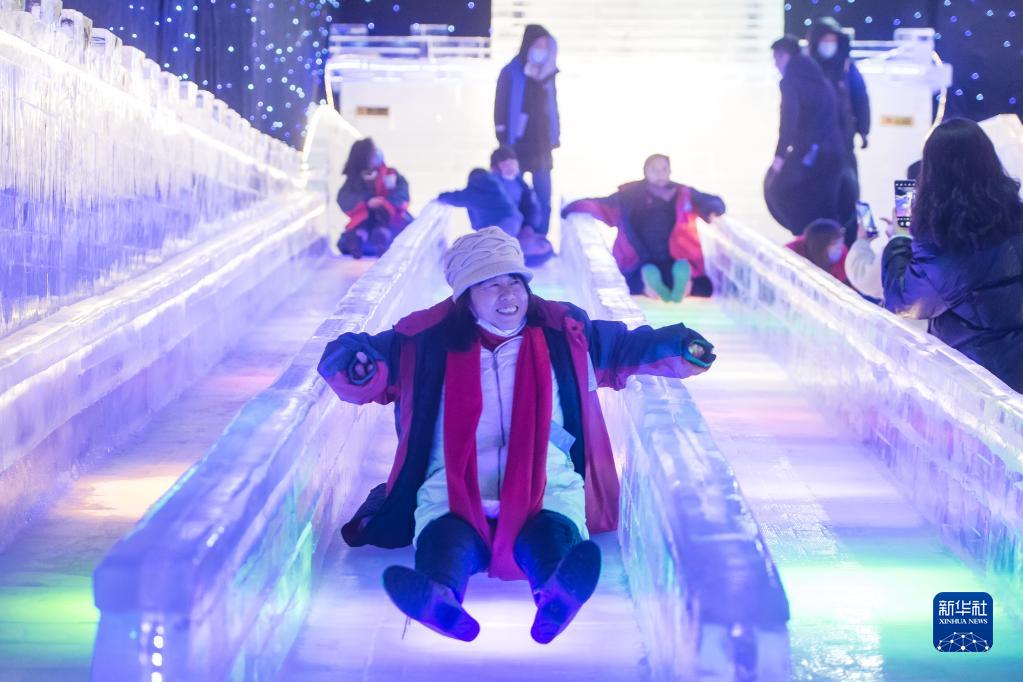 第八届全国大众冰雪季冰雪艺术节在武汉开幕