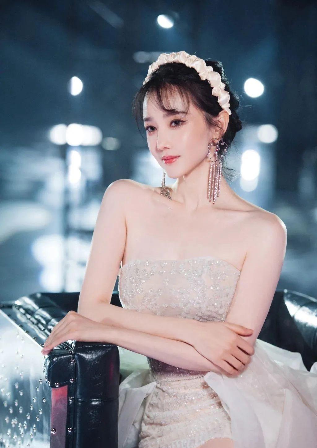 陈小纭分手后,惊艳造型引爆热议!