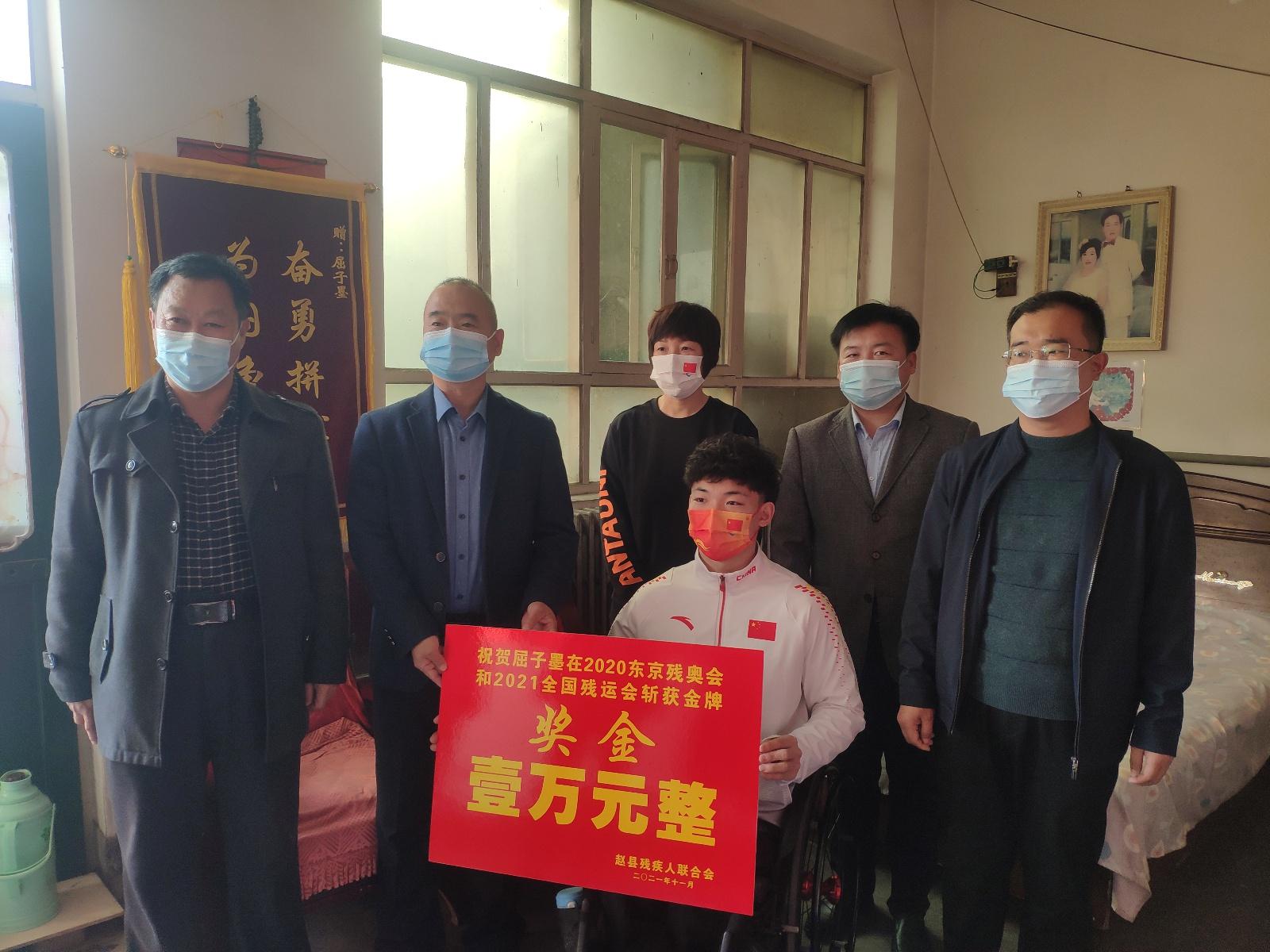 赵县副县长高云峰慰问残运会运动员屈子墨