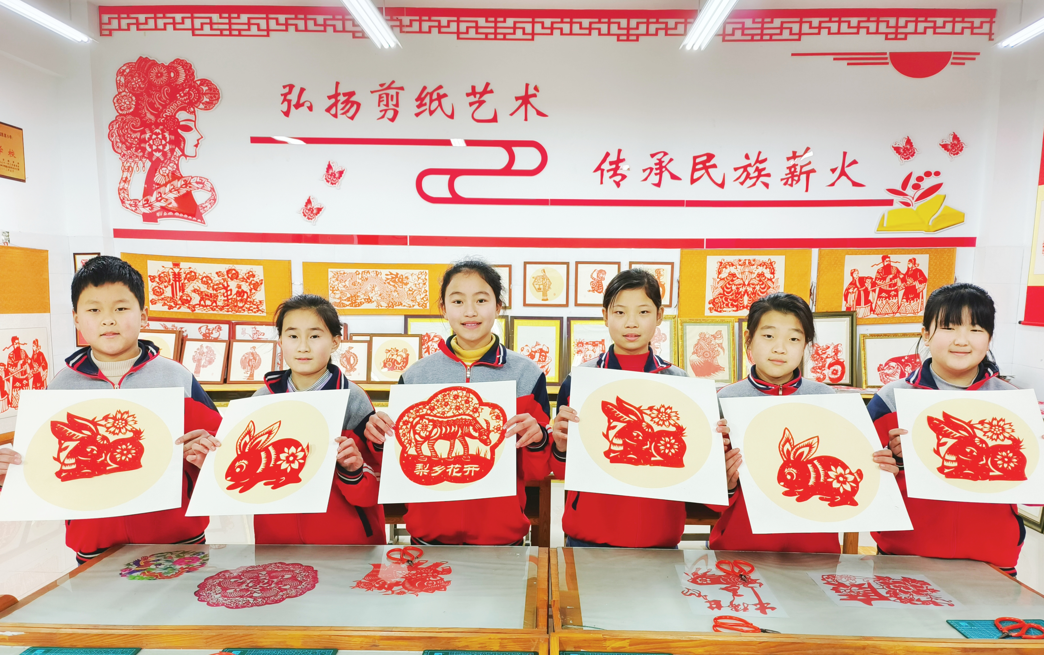 山东滨州:阳信河流陈家小学剪纸开启"开学第一课"
