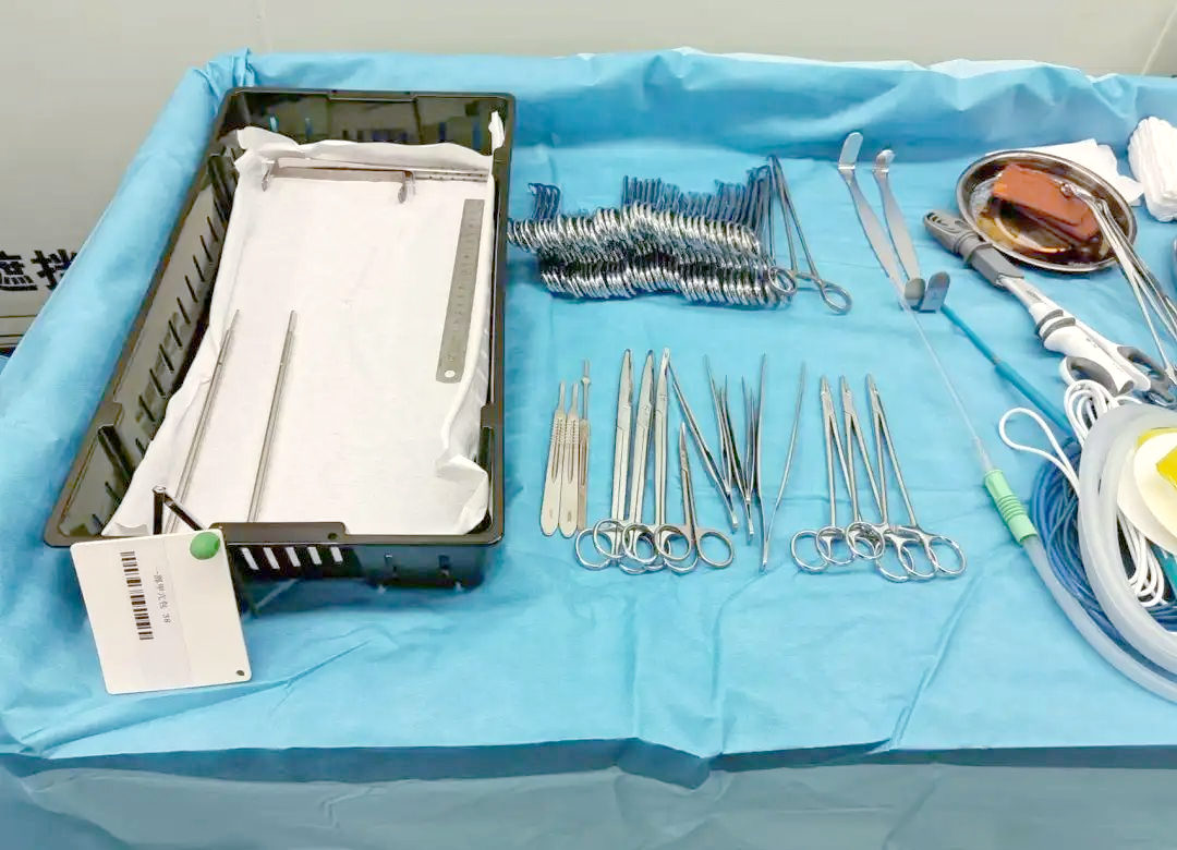 无菌器械台的铺设,是对手术精度与安全的有力保障