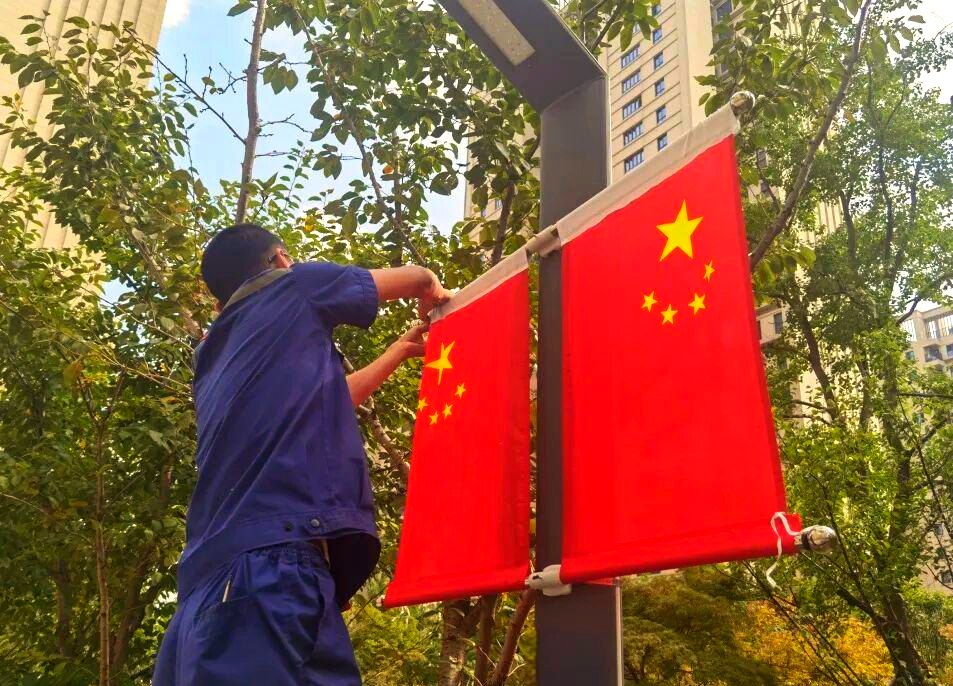 苏州新永物业:国庆氛围营造与安全保障并行