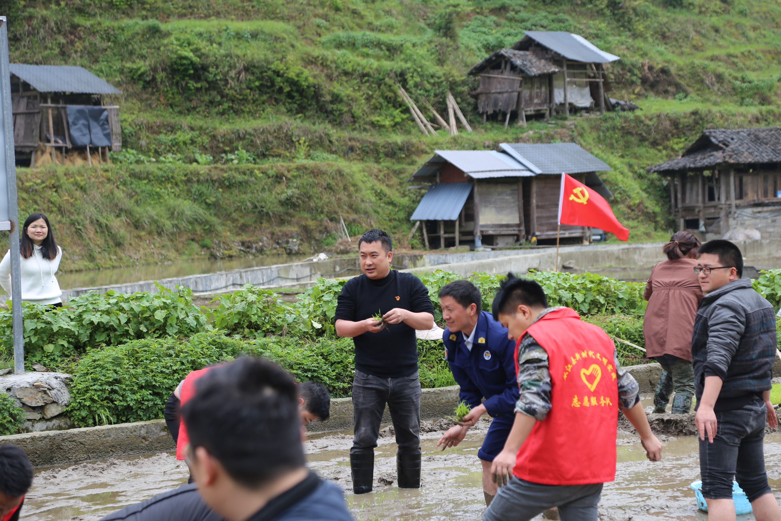 从江县加勉乡党员干部春耕助农忙