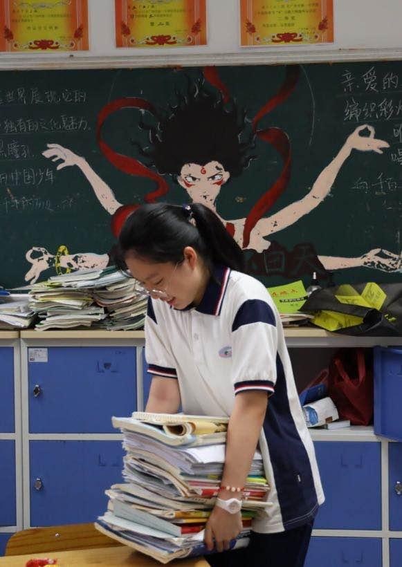 高考后的狂欢:终于不用再看到《5年高考,3年模拟》了